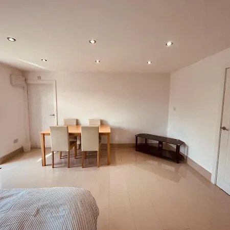 Large Studio Flat C Near Heathrow Apartment
